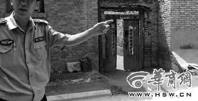 昨日，西安市閻良區(qū)譚家村，警方在孫某家調(diào)查 記者 黃利健 攝