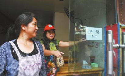 8月14日，市民志愿者體驗(yàn)城管執(zhí)法招呼商家不要亂張貼。