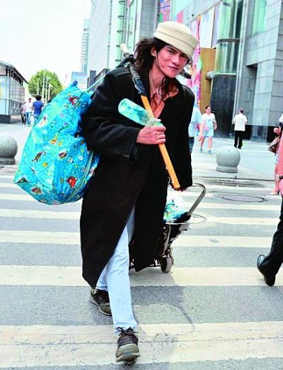 在武廣附近拍攝到的拾荒男。