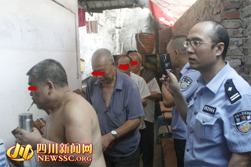 四川8旬老漢經(jīng)營(yíng)色情茶館 87歲嫖客被抓現(xiàn)行(圖)