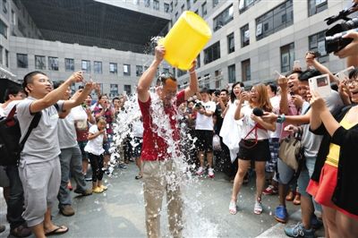 昨日，奇虎360董事長(zhǎng)周鴻祎公開展現(xiàn)參加“冰桶”挑戰(zhàn)的“濕身”過程。新京報(bào)記者 侯少卿 攝