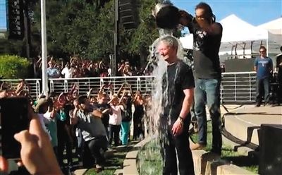 蘋果CEO蒂姆·庫(kù)克在自己公司的內(nèi)部活動(dòng)上，讓自己來(lái)了個(gè)透心涼。邀請(qǐng)庫(kù)克參加游戲的是他的下屬、蘋果高級(jí)副總裁菲爾·席勒。