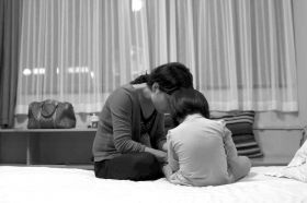 8月19日晚，河北石家莊市，多多的媽媽在酒店里安撫著孩子，3歲的多多一直在吵著要回家，看到陌生人就哭。圖/記者陳正