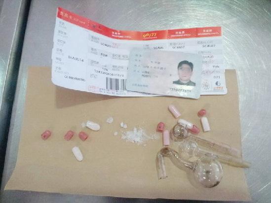 男子膠囊藏毒心虛 機場過安檢渾身抖動 男子膠囊藏毒心虛 機場過安檢渾身抖動