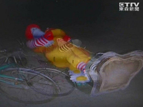 兩老外酒后“綁架”麥當勞叔叔自稱反快餐(圖) 兩老外酒后“綁架”麥當勞叔叔自稱反快餐(圖)