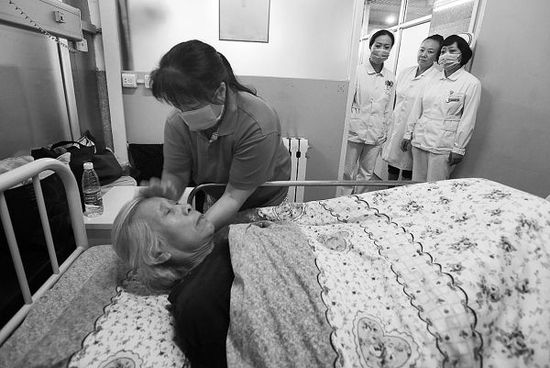 睡公廁八旬老太被送至救助機(jī)構(gòu) 3個女兒仍未現(xiàn)身 睡公廁八旬老太被送至救助機(jī)構(gòu) 3個女兒仍未現(xiàn)身