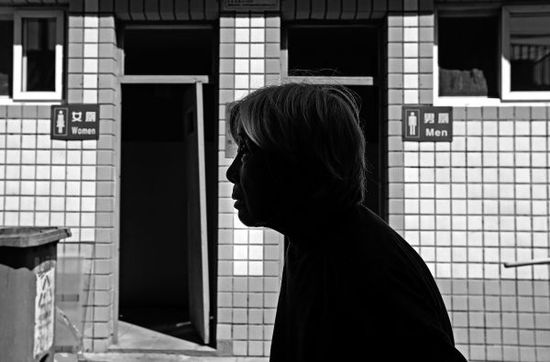 睡公廁八旬老太被送至救助機(jī)構(gòu) 3個女兒仍未現(xiàn)身 睡公廁八旬老太被送至救助機(jī)構(gòu) 3個女兒仍未現(xiàn)身