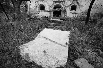 北京兩男子夜盜寺廟石刻受審 文物獲救仍被丟棄 北京兩男子夜盜寺廟石刻受審 文物獲救仍被丟棄