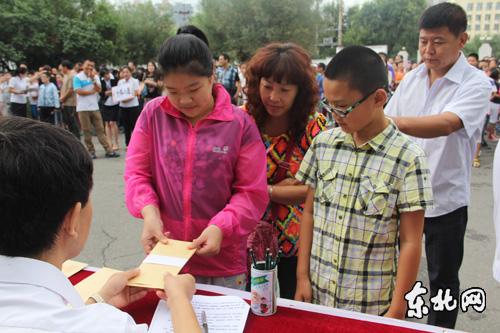 哈爾濱中小學(xué)抽簽定老師 攝像機跟拍家長手抖 哈爾濱中小學(xué)抽簽定老師 攝像機跟拍家長手抖