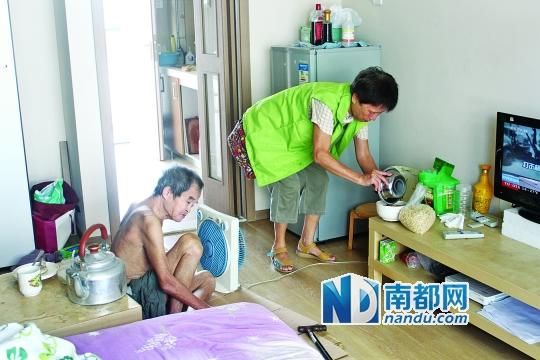 居民徐阿姨去看望何譚送老人，并送去熱湯