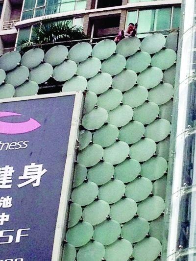 環(huán)亞廣場5樓露臺上，有一男子揚(yáng)言跳樓。