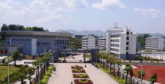 湖南龍山一中學(xué)被指按成績“三六九等”收學(xué)費(fèi) 湖南龍山一中學(xué)被指按成績“三六九等”收學(xué)費(fèi)