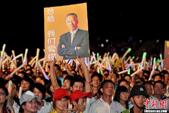 資料圖：2011年深圳富士康舉辦慈善晚會(huì)。