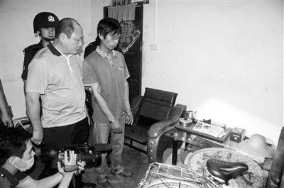 今年8月，我國內(nèi)地發(fā)生多起單身女性乘坐“黑車”后慘遭車主殺害的案件，被網(wǎng)友稱為“黑色8月”。