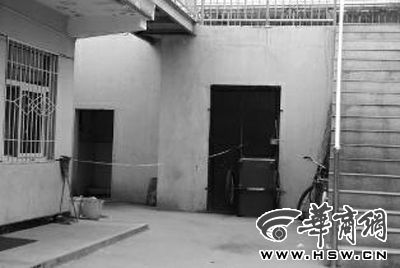 昨日下午，延長(zhǎng)縣第二幼兒園的廁所前已拉起警戒線