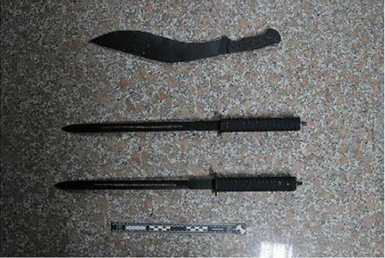 涉案男子使用的兩把長(zhǎng)柄刺刀和一把砍刀 涉案男子使用的兩把長(zhǎng)柄刺刀和一把砍刀
