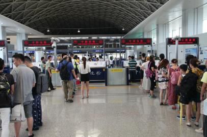 成都市民排隊(duì)準(zhǔn)備出境。