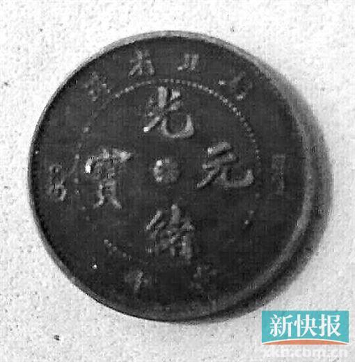 村民挖到錢幣引來挖掘機(jī)掘?qū)?調(diào)查系風(fēng)水物品 村民挖到錢幣引來挖掘機(jī)掘?qū)?調(diào)查系風(fēng)水物品