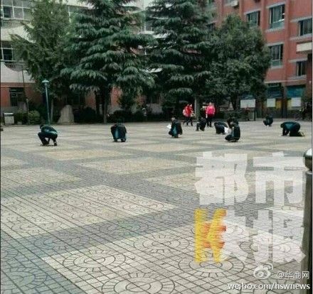 西安一初中老師罰學(xué)生蹲在操場(chǎng)寫作業(yè)(圖) 西安一初中老師罰學(xué)生蹲在操場(chǎng)寫作業(yè)(圖)