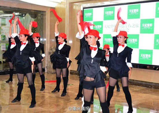 重慶12位奶奶為上春晚集體整容:再不瘋狂就老了 重慶12位奶奶為上春晚集體整容:再不瘋狂就老了