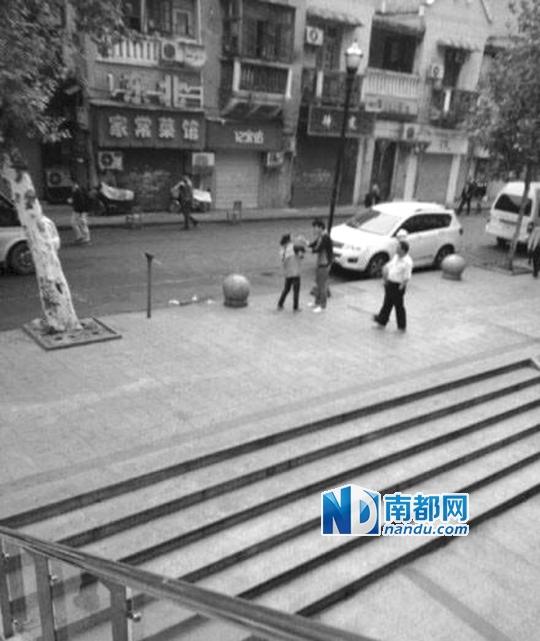 10月18日，武漢一男子抓住環(huán)衛(wèi)工打耳光。