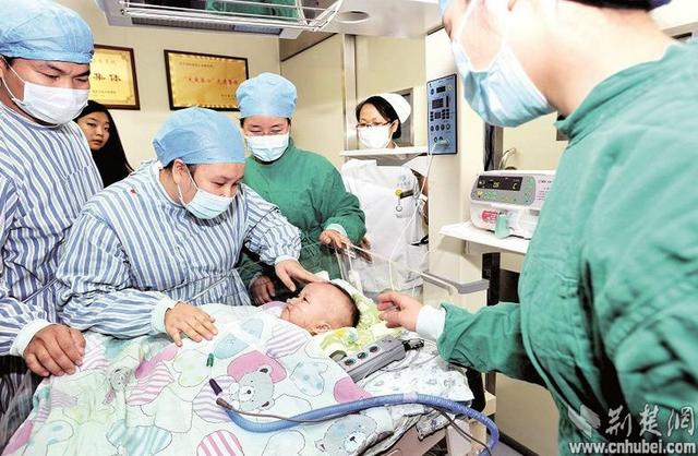 圖為：成功進(jìn)行心臟移植手術(shù)后，小患者平安度過術(shù)后危險(xiǎn)期，14日轉(zhuǎn)入普通隔離病房 （攝影 魏錸）