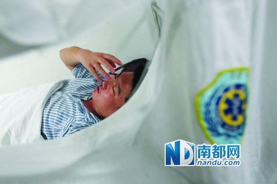 19日，北大深圳醫(yī)院，透過被撕破的工作服，急診科醫(yī)護(hù)人員申洪濤身體多處被醉酒男子抓傷。