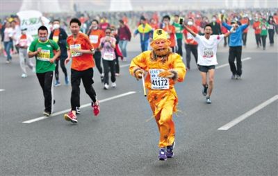 長安街，一名打扮成孫悟空的參賽者在北馬隊伍里飛奔。 本版攝影/新京報記者 吳江 李飛 王嘉寧 吳江