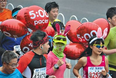 身上綁著氣球的參賽者在參加比賽。