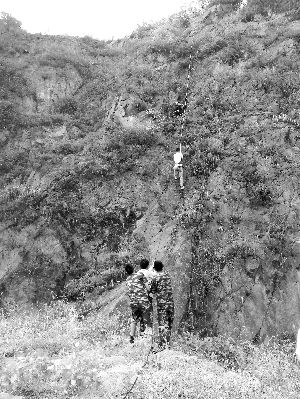 經(jīng)過三個半小時的緊張救援，半山腰的男子被成功救下 消防供圖