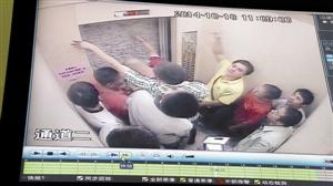 被困人員輪流砸墻進(jìn)行自救。