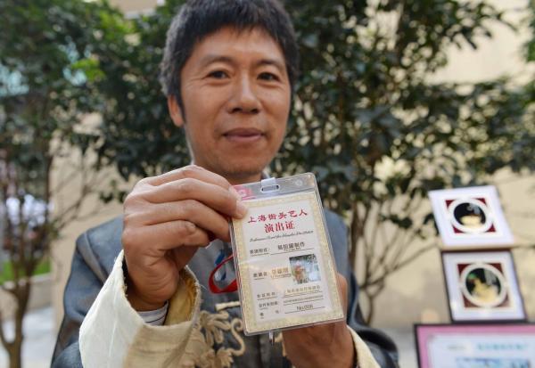 上海持證街頭藝人初演兩天小費(fèi)過千 市民熱情圍觀 上海持證街頭藝人初演兩天小費(fèi)過千 市民熱情圍觀