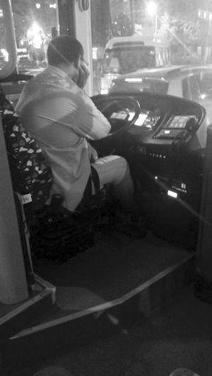 網(wǎng)曝蘇州400路公交司機(jī)開車看電影 官方調(diào)查 網(wǎng)曝蘇州400路公交司機(jī)開車看電影 官方調(diào)查