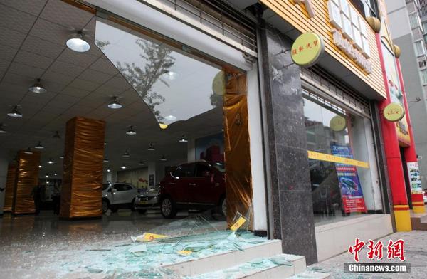 女司機(jī)撞爛售車(chē)大廳玻璃門(mén) 頂石墩奔20余米 女司機(jī)撞爛售車(chē)大廳玻璃門(mén) 頂石墩奔20余米