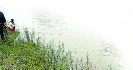 涉事男子和前女友,呆滯地望著滾滾江水。 田女士供圖