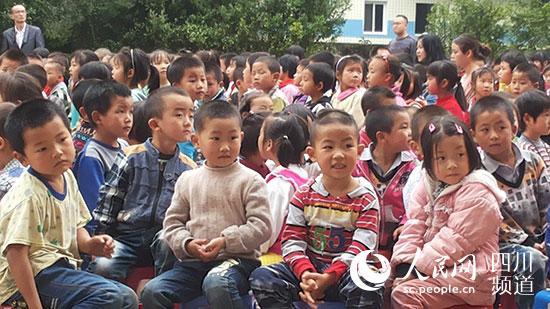 四川一小學(xué)條件差沒宿舍 寄宿學(xué)生只能睡教室 四川一小學(xué)條件差沒宿舍 寄宿學(xué)生只能睡教室