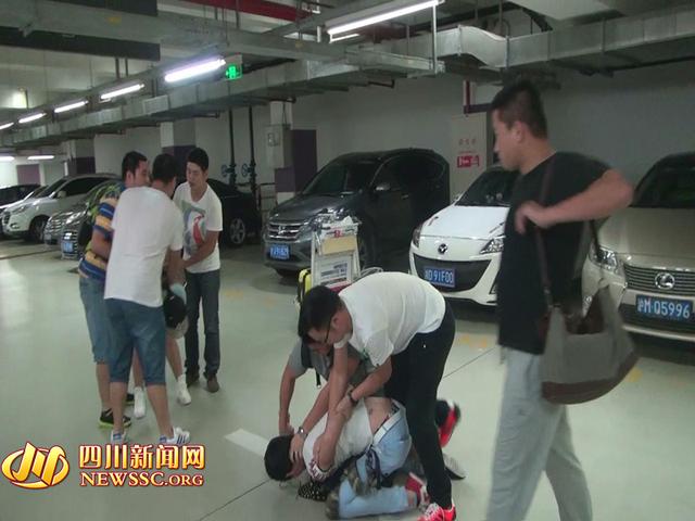 辦案人員在機場停車場抓獲胡某及其女友（警方視頻截圖）。