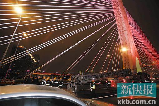 昨日深夜，橋上東側(cè)空出兩條車道用來救援。