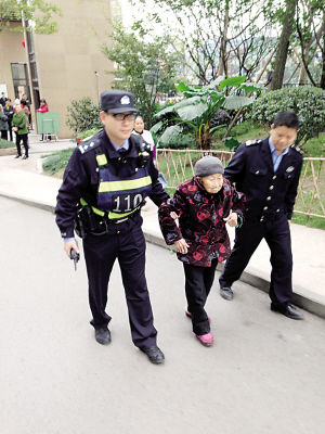 吳俁和李文學(xué)決定先將老太送到轄區(qū)聯(lián)芳派出所核實身份 吳俁和李文學(xué)決定先將老太送到轄區(qū)聯(lián)芳派出所核實身份