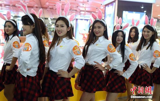 11月11日晚，一百位統(tǒng)一打扮的“兔女郎”現(xiàn)身南京新街口，逛街看電影玩快閃，走到哪里都被圍觀。