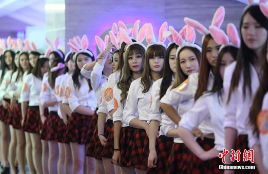 11月11日晚，一百位統(tǒng)一打扮的“兔女郎”現(xiàn)身南京新街口，逛街看電影玩快閃，走到哪里都被圍觀。