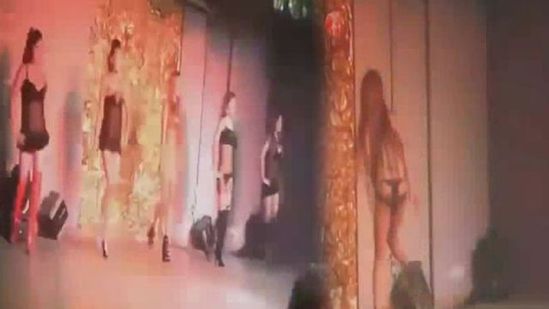 江西一演藝吧現(xiàn)裸女跳艷舞 觀眾全為中老年男子 江西一演藝吧現(xiàn)裸女跳艷舞 觀眾全為中老年男子