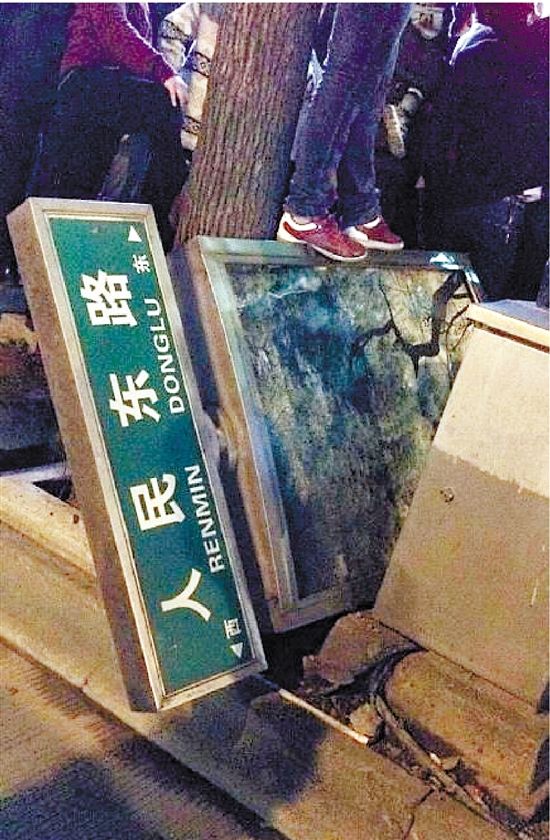 路牌都踩翻，還有人上了樹，城管不出手，也確實(shí)不大合適。