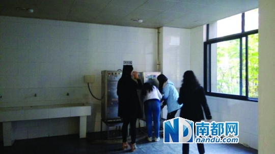 距接熱水的茶房約20米。 南都記者 張少杰 攝