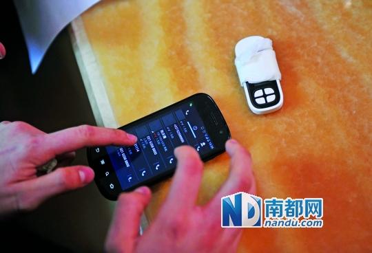 一個(gè)號(hào)碼為021-62588800的電話自稱上海靜安區(qū)公安分局，騙走了小程148萬。記者 梁煒培 攝