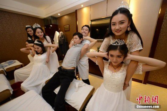 湖南十大?；w到足浴店學(xué)理療按摩(圖)