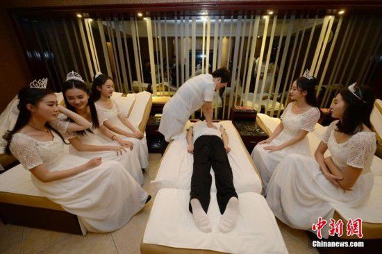 湖南十大?；w到足浴店學(xué)理療按摩(圖)