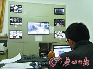 監(jiān)控室就可以看到男生宿舍樓的情況。