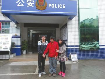 王江中和弟弟、大姑離開東南派出所前的合影。張文敏攝