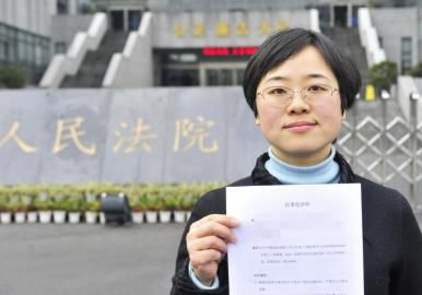 12月3日，起訴代理人出示公訴書。